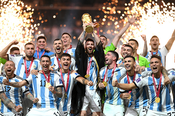 卡塔尔世界杯 | 阿根廷“点胜”法国三夺世界杯 梅西终捧大力神杯